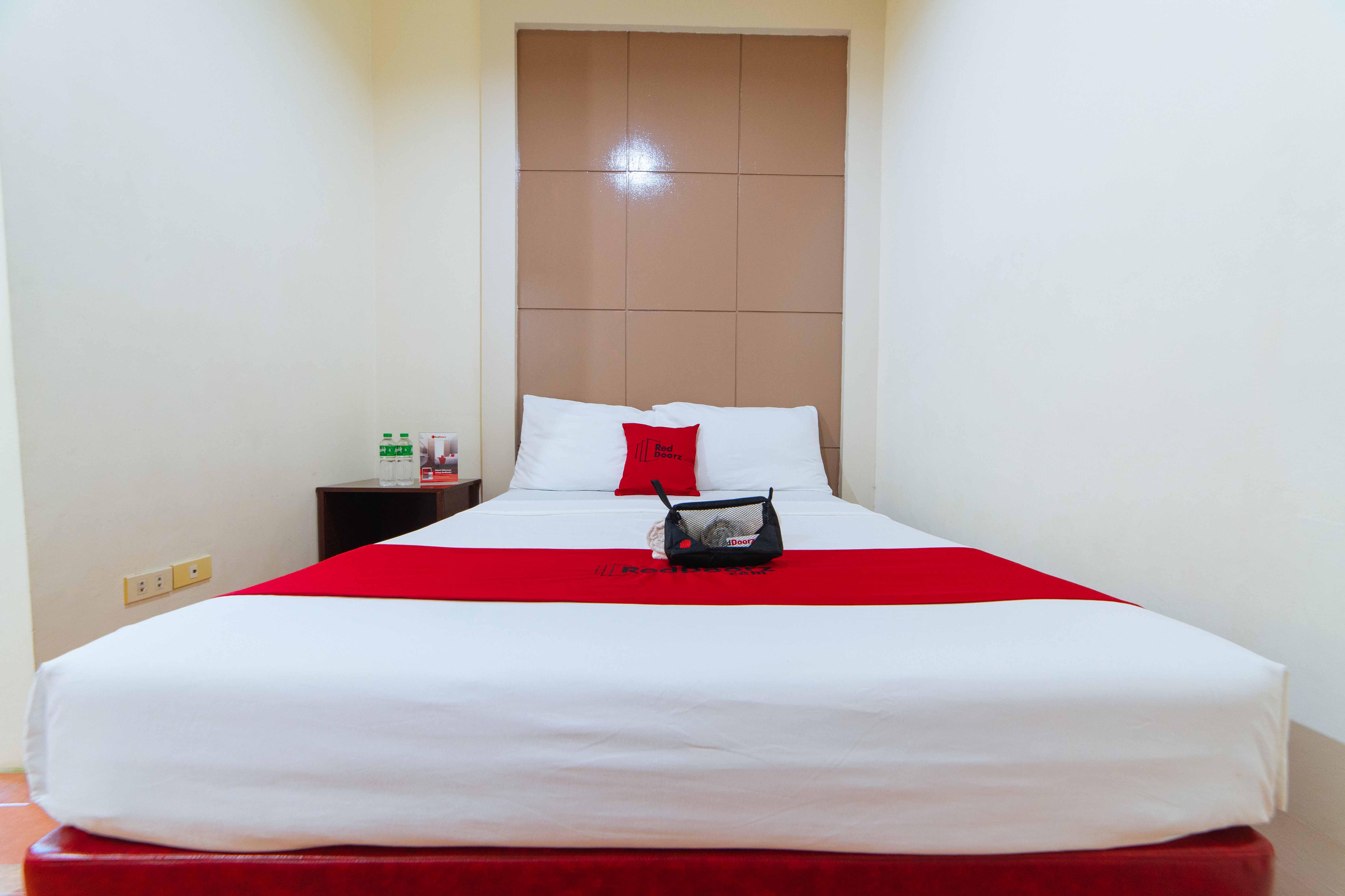 Reddoorz Near Walking Street Angeles City Екстер'єр фото