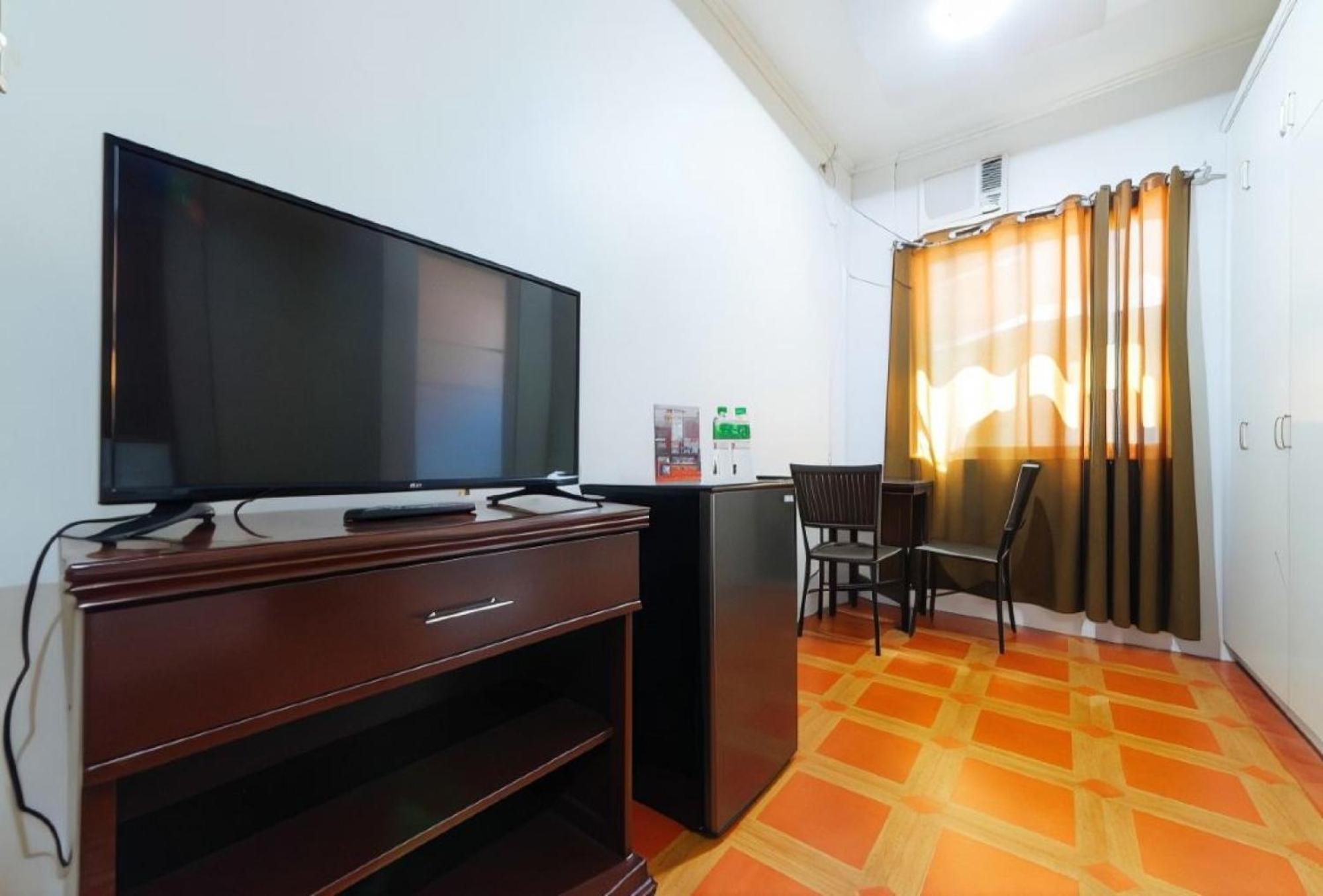 Reddoorz Near Walking Street Angeles City Екстер'єр фото